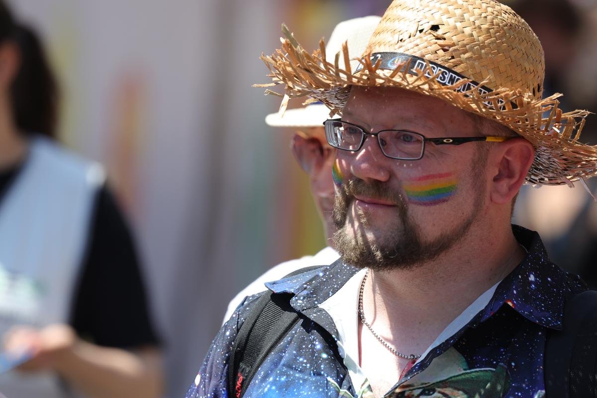 Gigi, unde e agheasma? Am asistat la Pride Vienna, unde am văzut oameni-câini, bărbați acoperiți doar cu... o șosetă, copii și mii de oameni în vestimentații excentrice