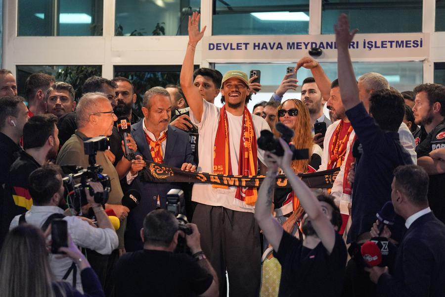 Leroy Sane a avut parte de o primire spectaculoasă la Istanbul // FOTO: Imago Images Legenda lui Galatasaray îl avertizează pe Sane: „În acest moment e starul echipei, dar asta se poate schimba rapid”