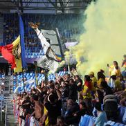 Fumigene aprinse de ultrașii de la Uniți sub tricolor la meciul Spania - România, de la Euro U21. Foto: Ionuț Iordache (GSP.RO)