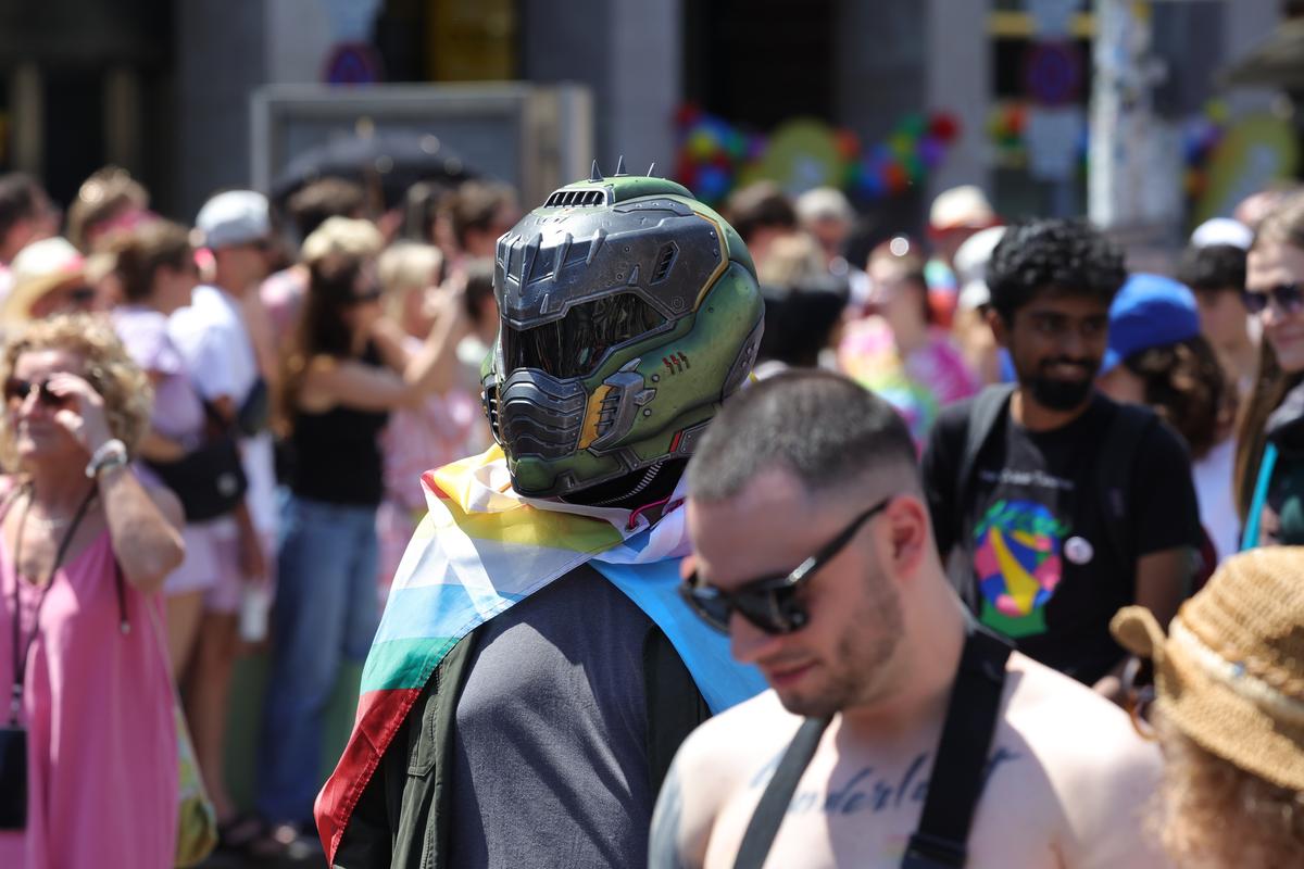Gigi, unde e agheasma? Am asistat la Pride Vienna, unde am văzut oameni-câini, bărbați acoperiți doar cu... o șosetă, copii și mii de oameni în vestimentații excentrice