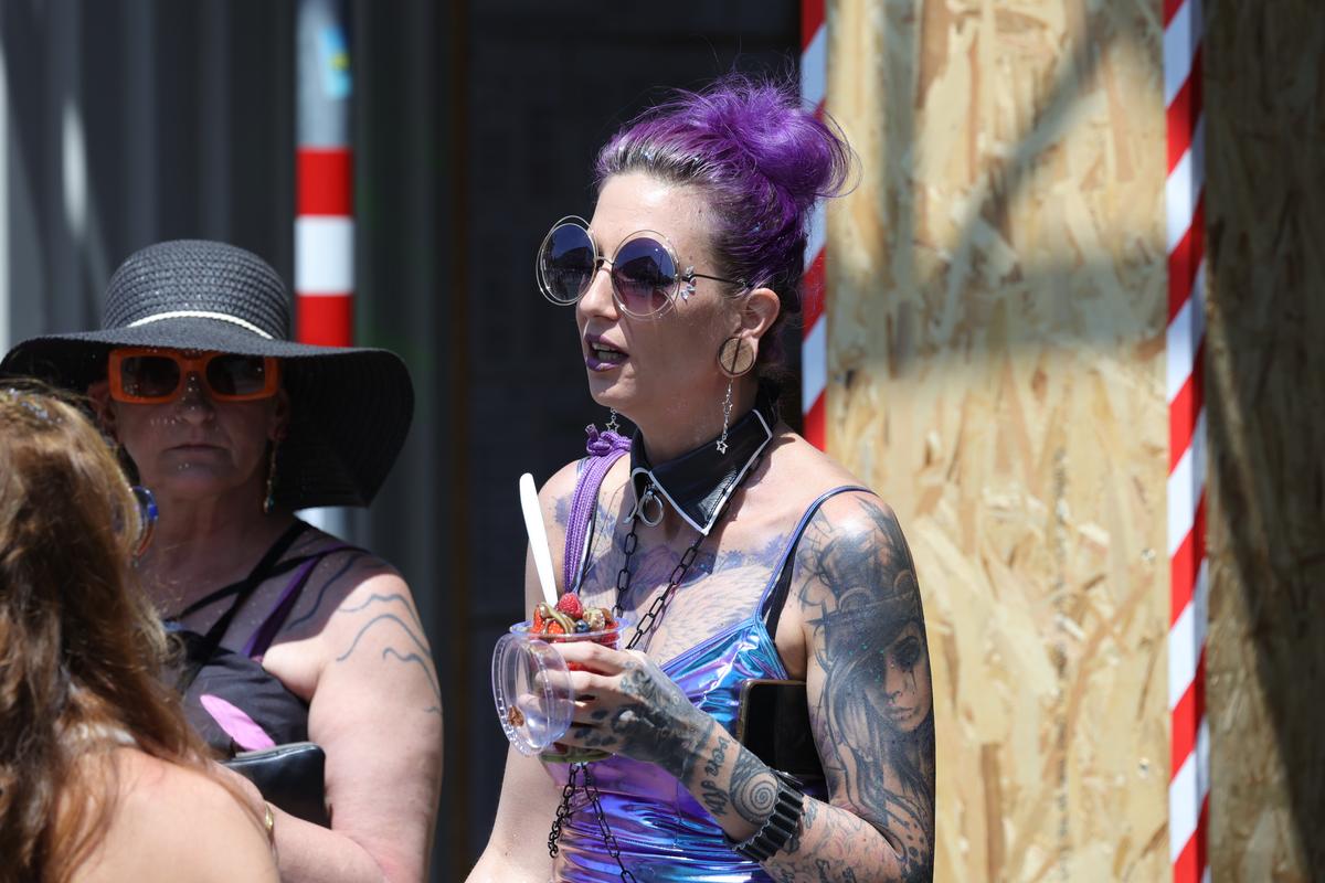 Gigi, unde e agheasma? Am asistat la Pride Vienna, unde am văzut oameni-câini, bărbați acoperiți doar cu... o șosetă, copii și mii de oameni în vestimentații excentrice