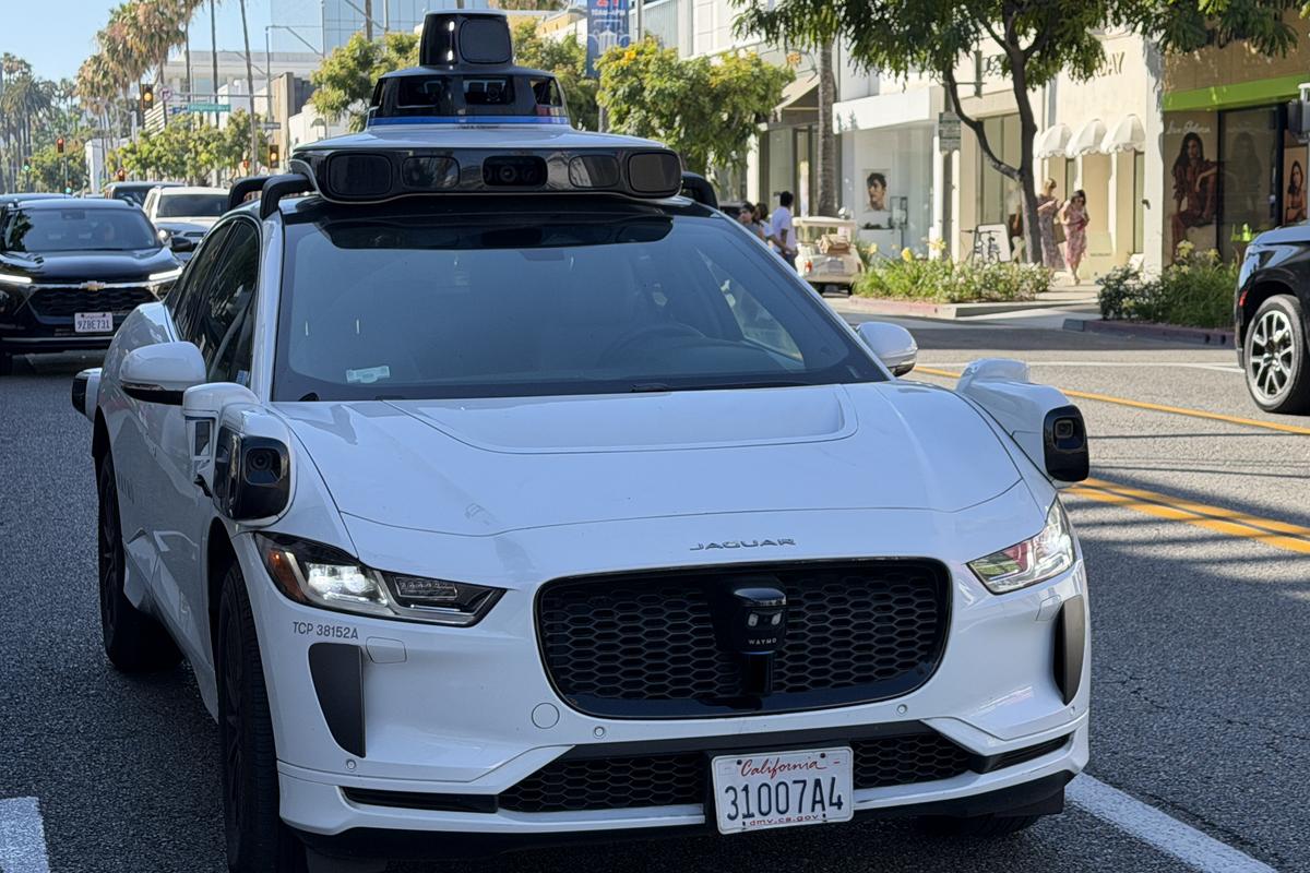 Imagini cu mașina Waymo în Los Angeles