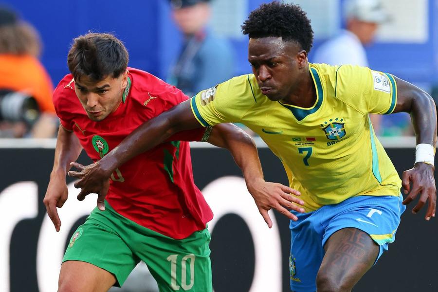 Vinicius jr (nr. 7), în duel cu colegul de la Real Madrid, Brahim Diaz / Foto: Imago Mondialul în patru reprize » Impact decisiv al pauzelor pentru hidratare: câte goluri s-au marcat după reluare