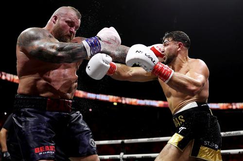Tommy Fury (dreapta), în duel cu Eddie Hall (stânga)/Foto: Getty Images