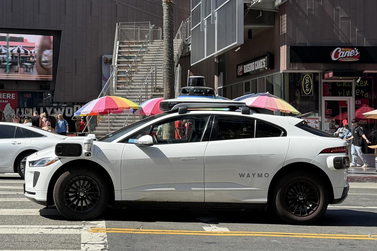 Imagini cu mașina Waymo în Los Angeles