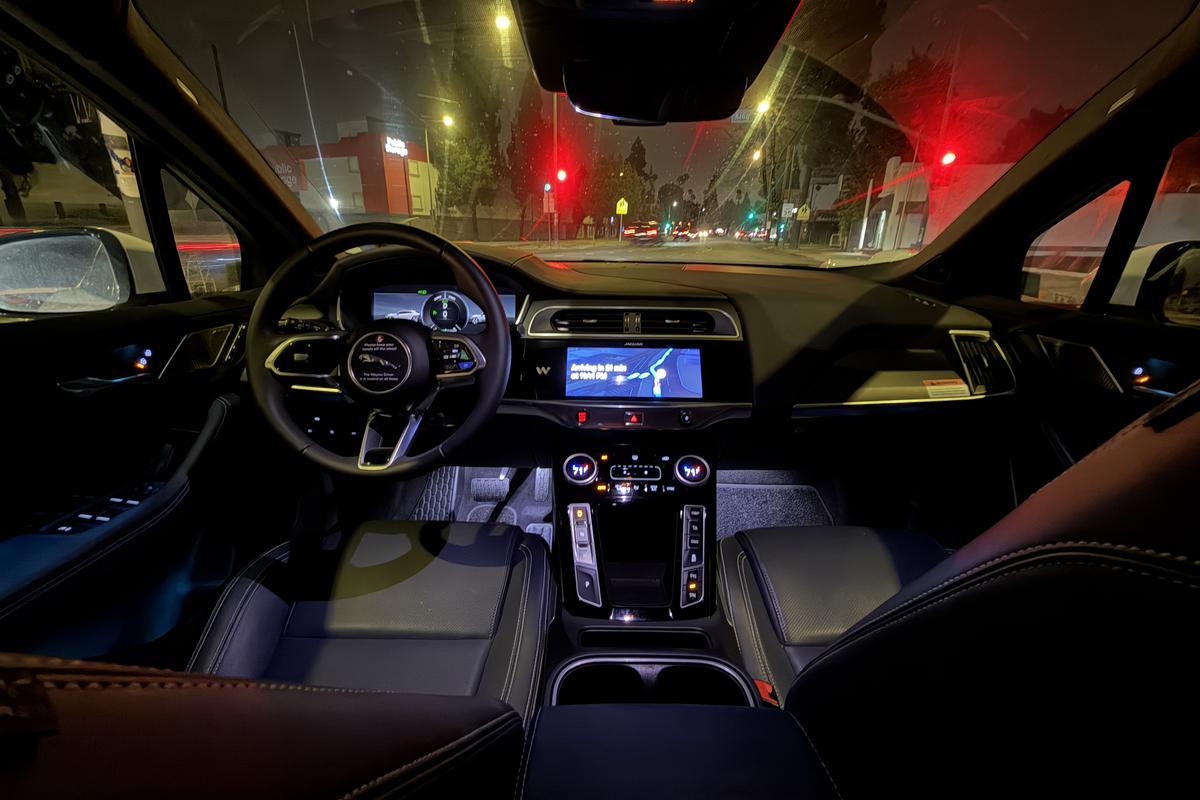 Imagini cu mașina Waymo în Los Angeles