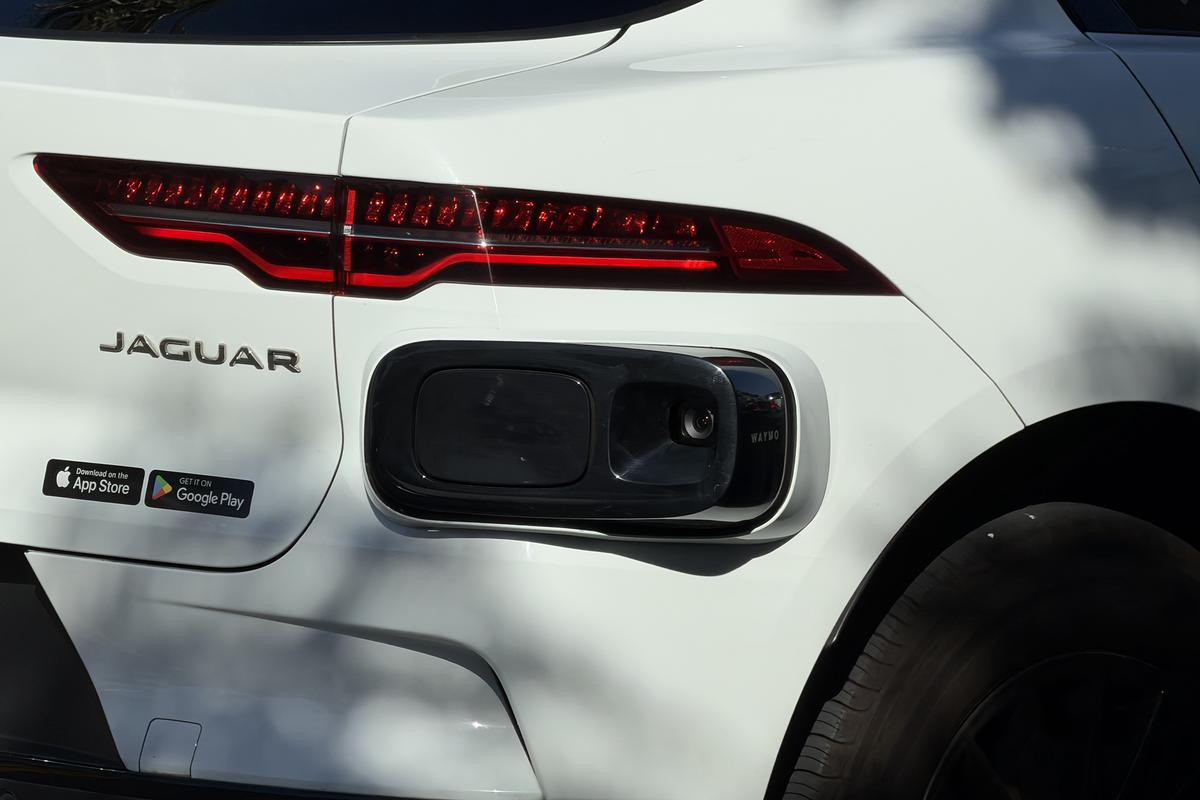 Imagini cu mașina Waymo în Los Angeles