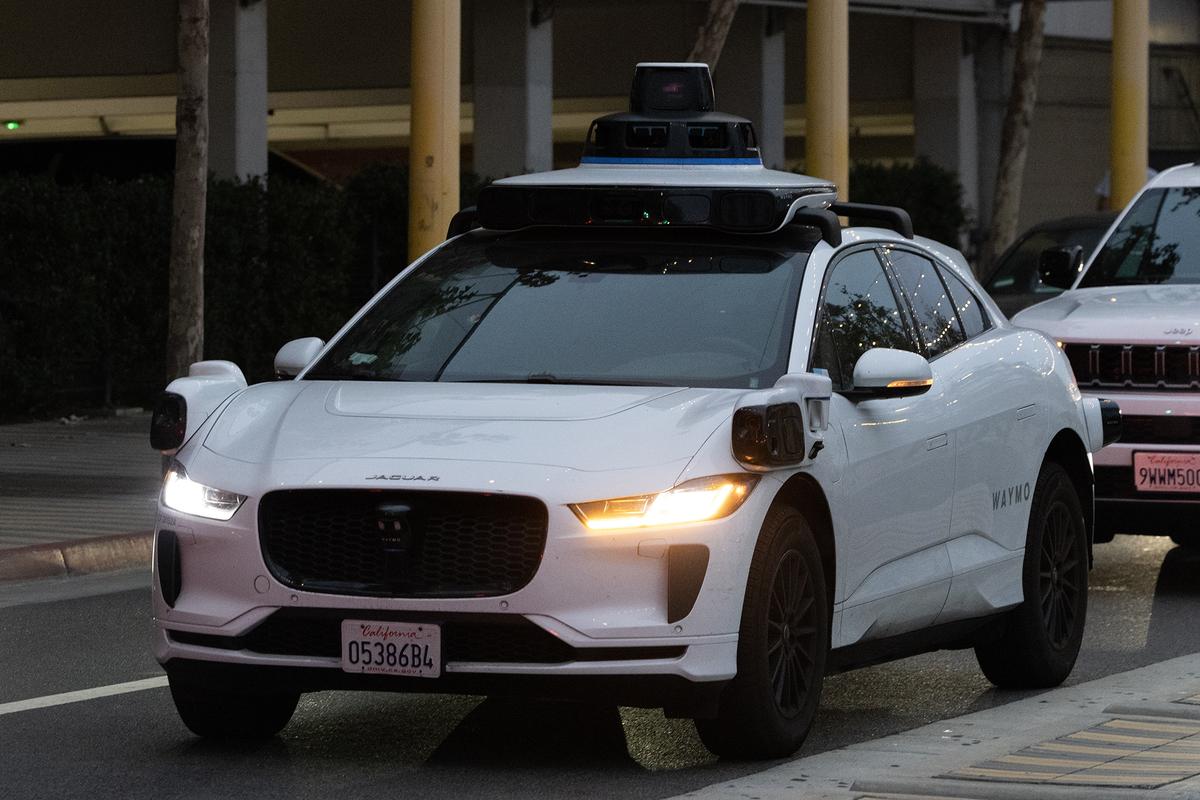 Imagini cu mașina Waymo în Los Angeles