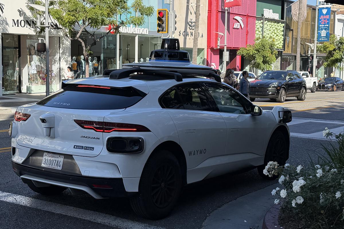 Imagini cu mașina Waymo în Los Angeles