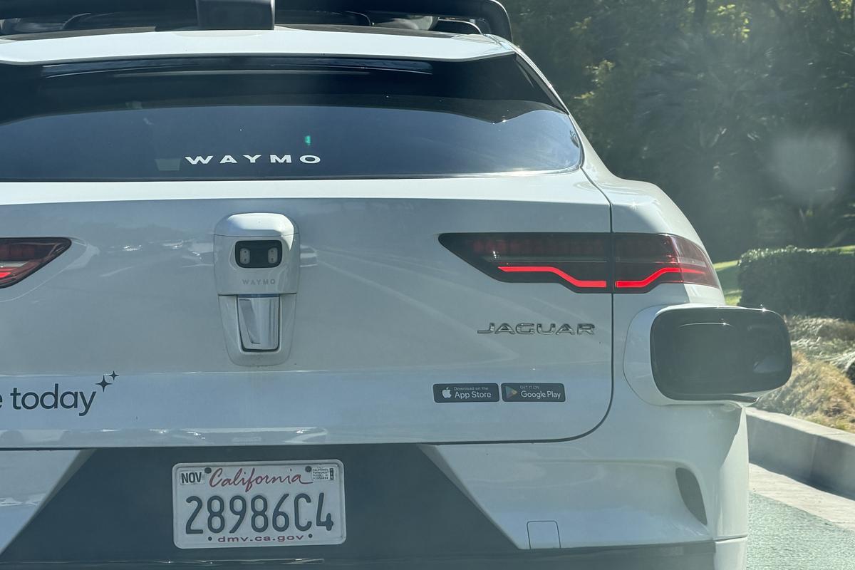 Imagini cu mașina Waymo în Los Angeles