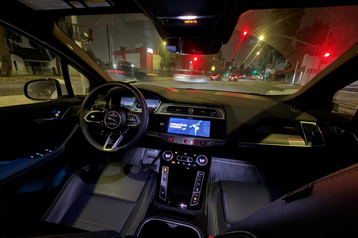 Imagini cu mașina Waymo în Los Angeles