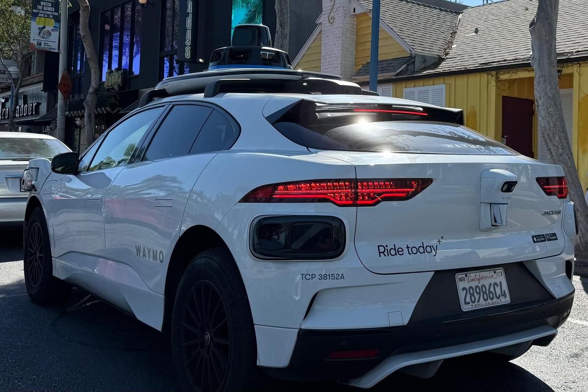 Imagini cu mașina Waymo în Los Angeles
