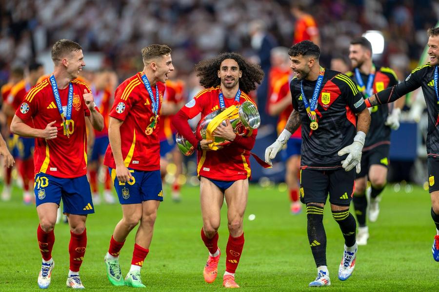 Marc Cucurella (cu trofeul în mână) merge la Real Madrid // foto: Imago Images Cucurella își respectă promisiunea: „Mă gândesc unde să fac tatuajul! Trebuie să fie vizibil... aștept idei de la colegi”