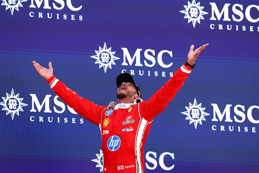 Lewis Hamilton, reacție emoționată după prima victorie pentru Ferrari // foto: getty images Lewis Hamilton, reacție emoționată după prima victorie pentru Ferrari
