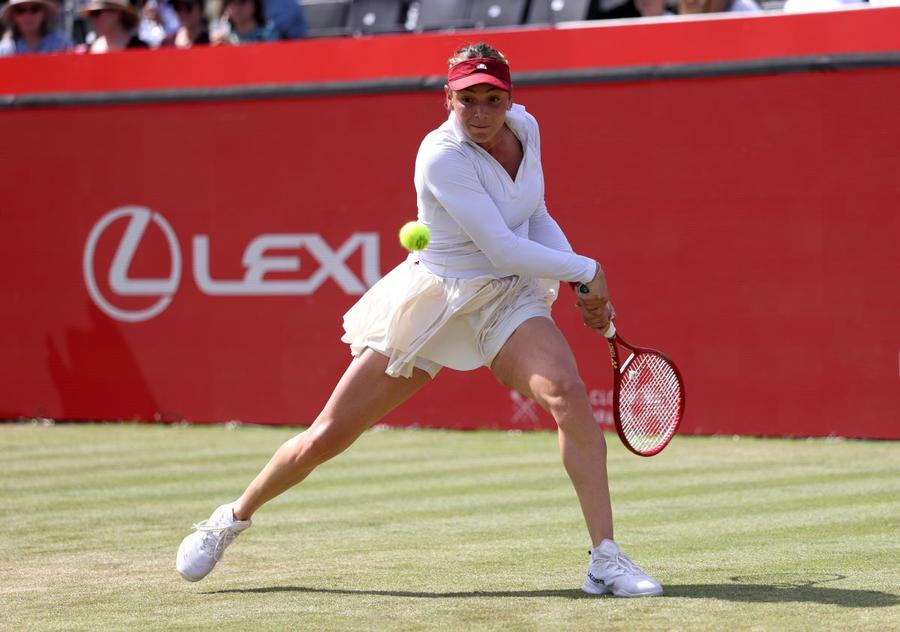 Emma Răducanu, învinsă în turneul de la Queen’s de o specialistă a ierbii, venită din calificări