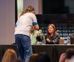 Un jurnalist le-a oferit Simonei Halep și Elinei Svitolina un trandafir la conferința de presă/Foto: Sports Festival