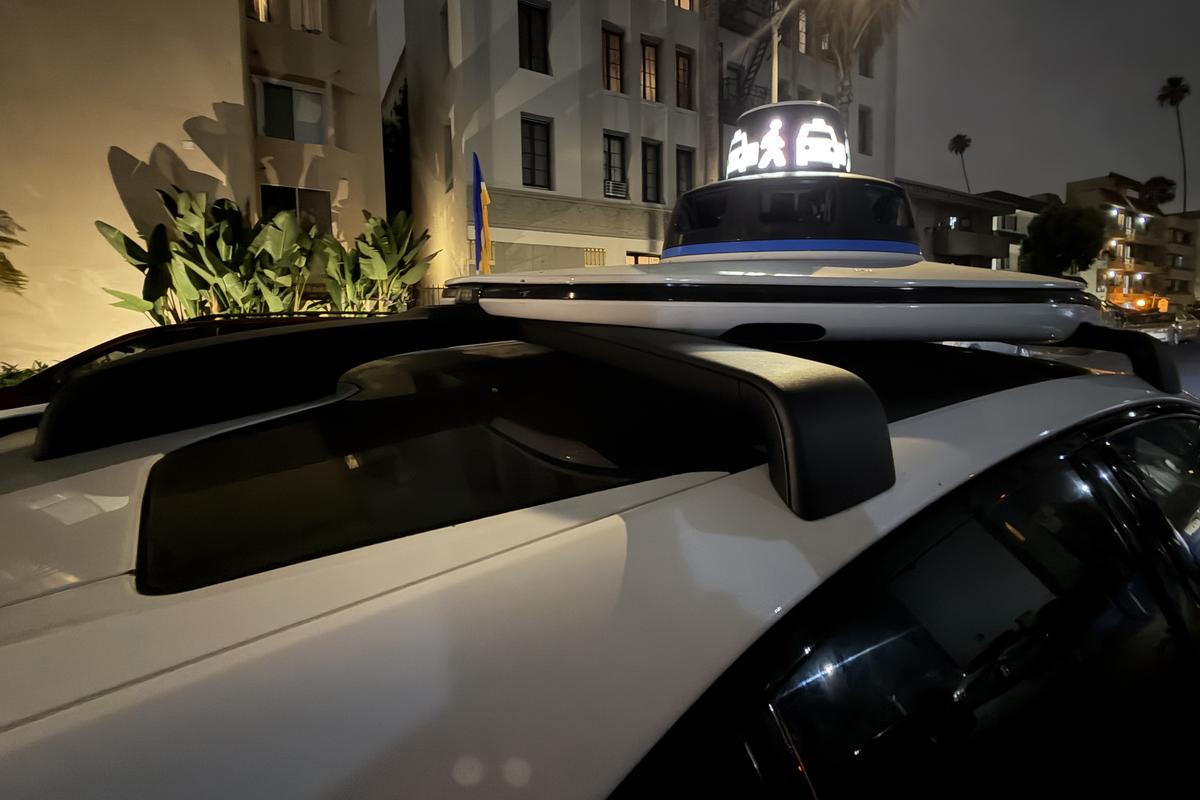 Imagini cu mașina Waymo în Los Angeles