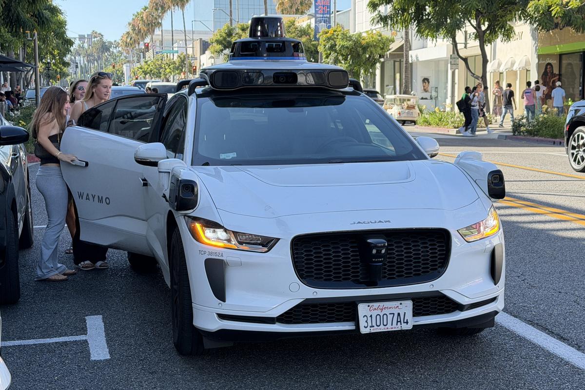 Imagini cu mașina Waymo în Los Angeles
