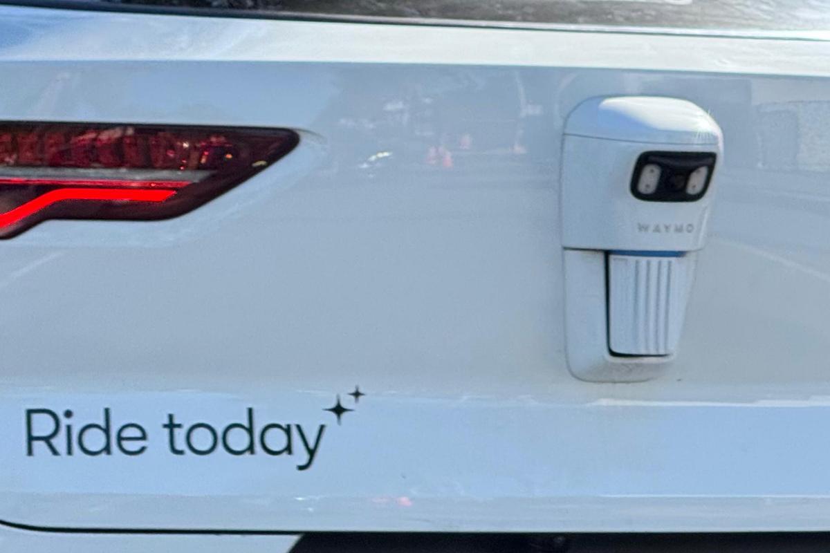 Imagini cu mașina Waymo în Los Angeles