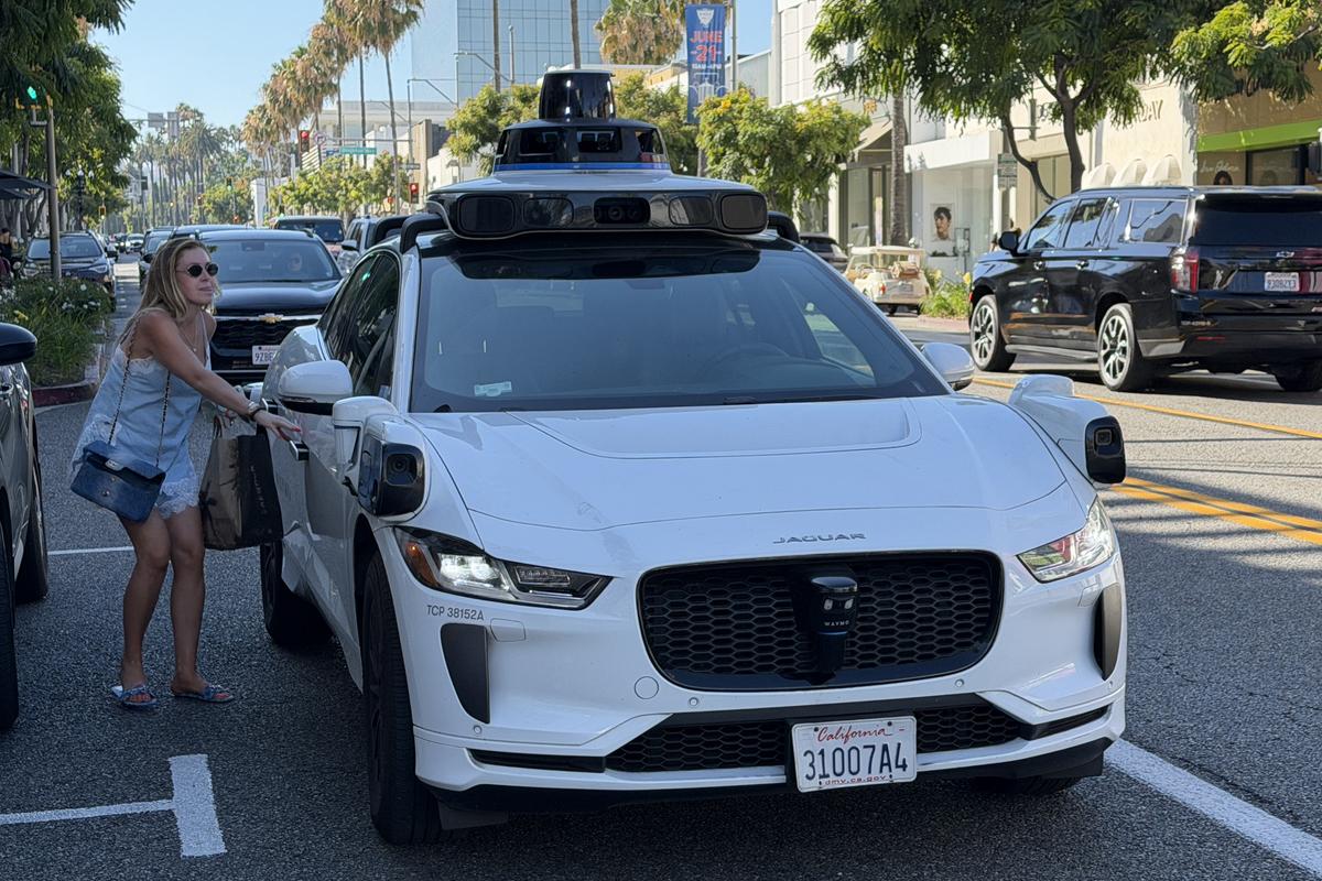 Imagini cu mașina Waymo în Los Angeles