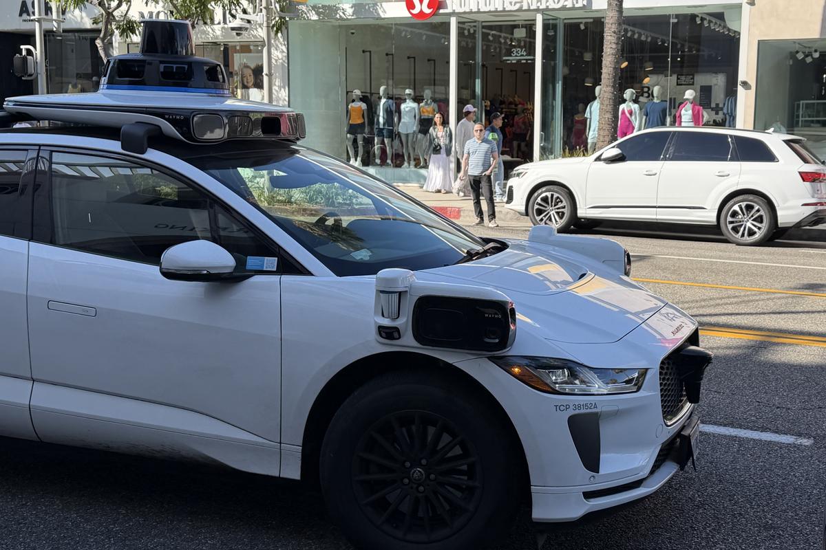 Imagini cu mașina Waymo în Los Angeles