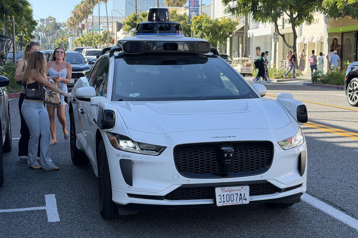 Imagini cu mașina Waymo în Los Angeles