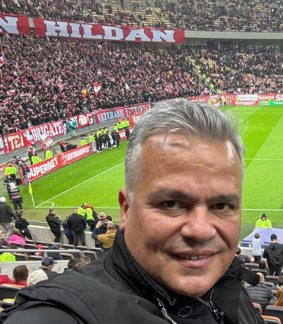Adrian Veștea, cu banner-ul PCH în spate // foto: Facebook Ce legături are cu sportul Adrian Veștea, noul premier desemnat: s-a pozat cu bannerul PCH în spate și a numit-o „Steaua” pe FCSB