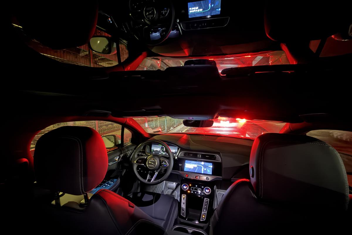 Imagini cu mașina Waymo în Los Angeles
