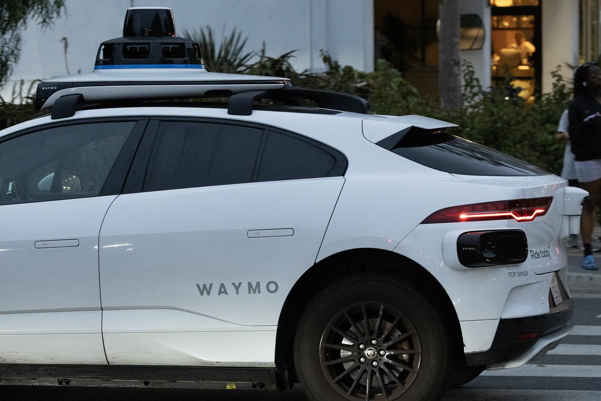 Imagini cu mașina Waymo în Los Angeles