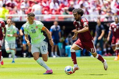 Granit Xhaka (numărul 10) a fost foarte critic cu coechipierii săi după 1-1 cu Qatar / Foto: Imago