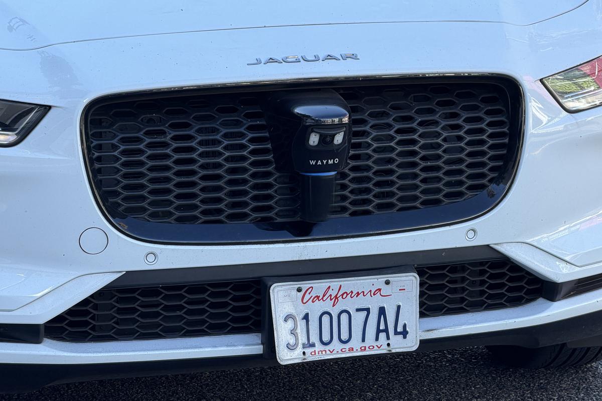 Imagini cu mașina Waymo în Los Angeles