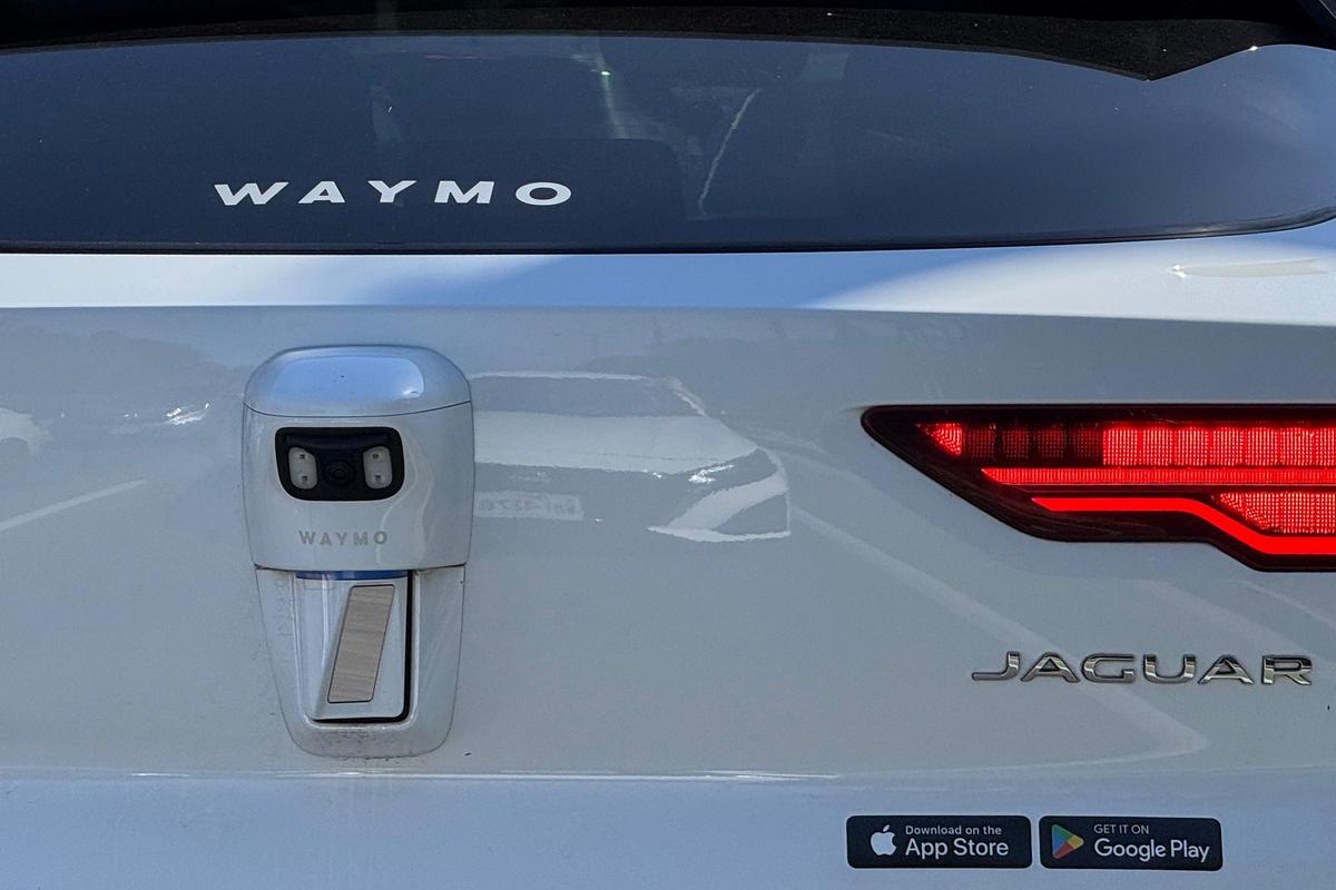 Imagini cu mașina Waymo în Los Angeles