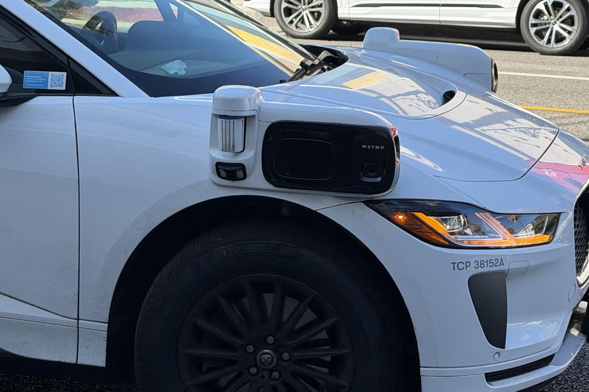 Imagini cu mașina Waymo în Los Angeles