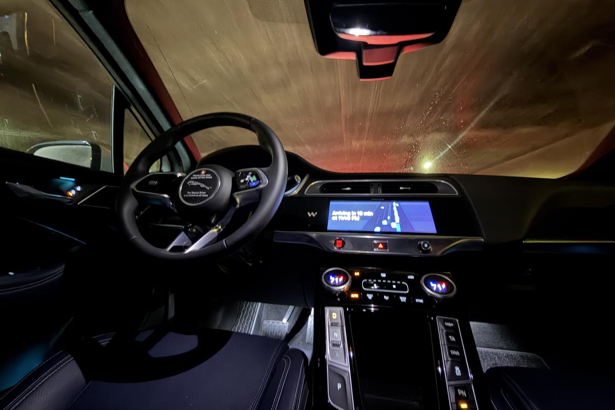 Imagini cu mașina Waymo în Los Angeles