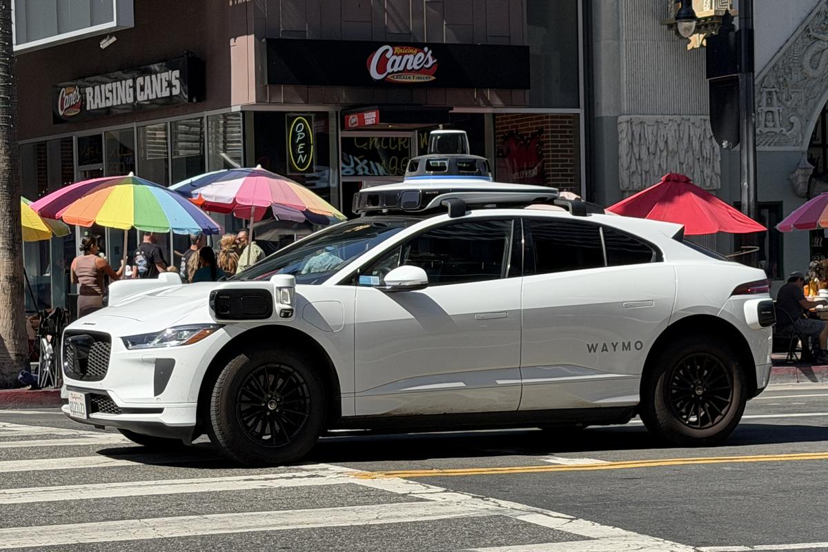 Imagini cu mașina Waymo în Los Angeles