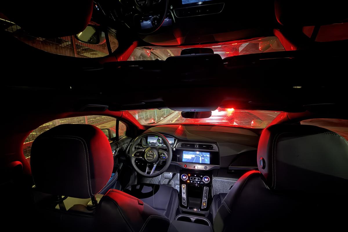 Imagini cu mașina Waymo în Los Angeles