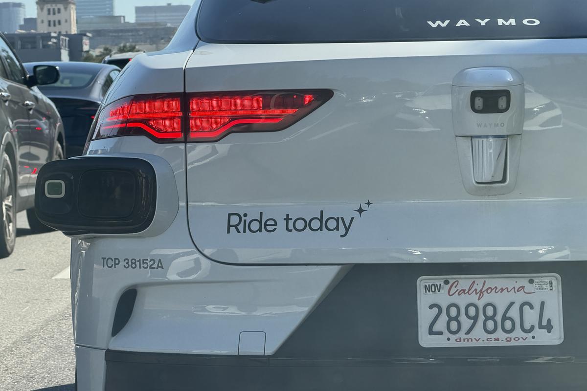 Imagini cu mașina Waymo în Los Angeles