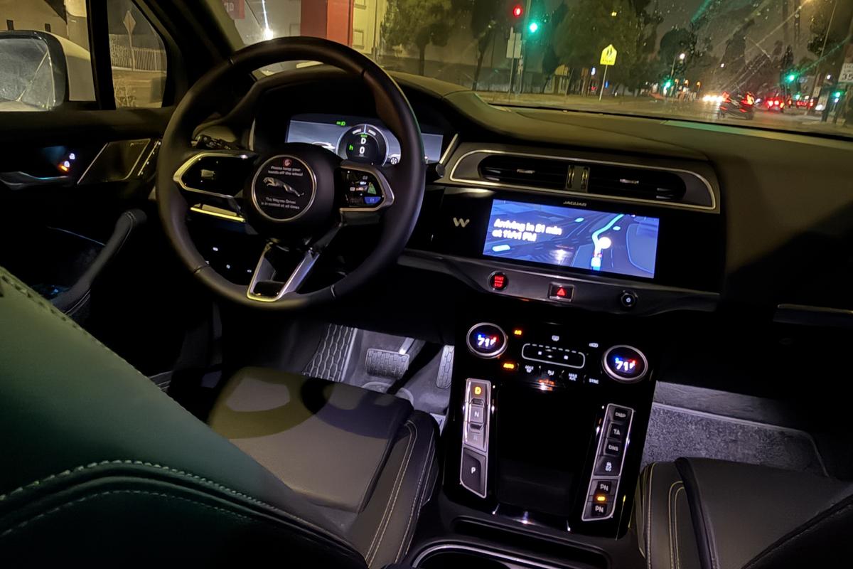 Imagini cu mașina Waymo în Los Angeles