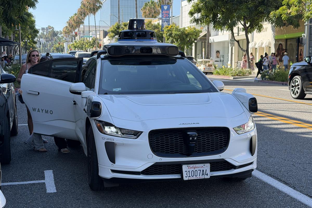 Imagini cu mașina Waymo în Los Angeles
