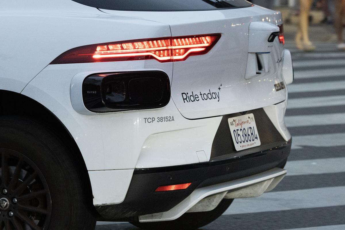Imagini cu mașina Waymo în Los Angeles