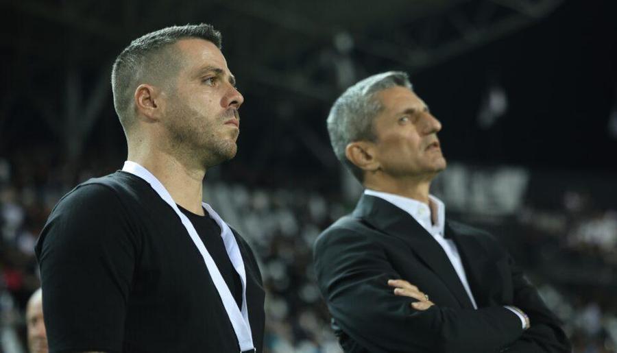 Antrenorul Răzvan Lucescu, alături de directorul sportiv al lui PAOK, Leo Matos Anunț de ultimă oră de la Salonic: „Câștigă teren posibilitatea demisiei lui Răzvan Lucescu” » Indicii contra rămânerii la PAOK!