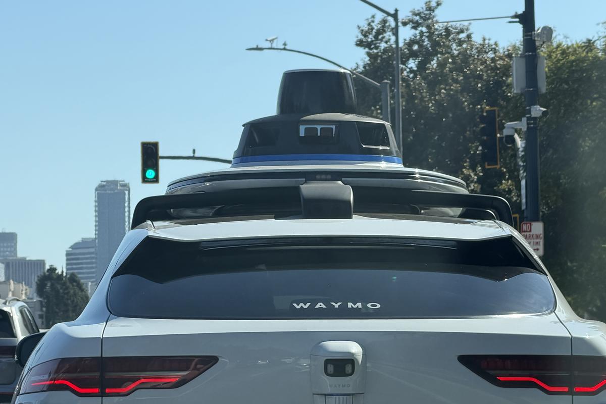 Imagini cu mașina Waymo în Los Angeles