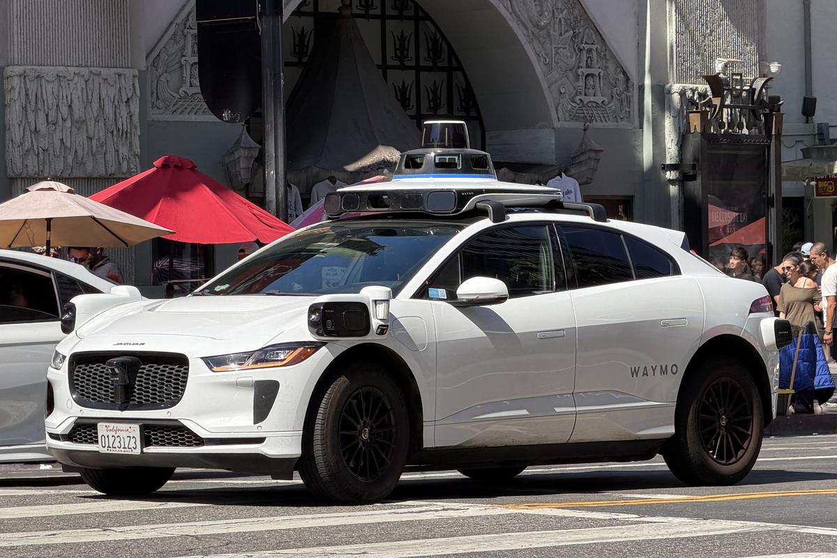 Imagini cu mașina Waymo în Los Angeles