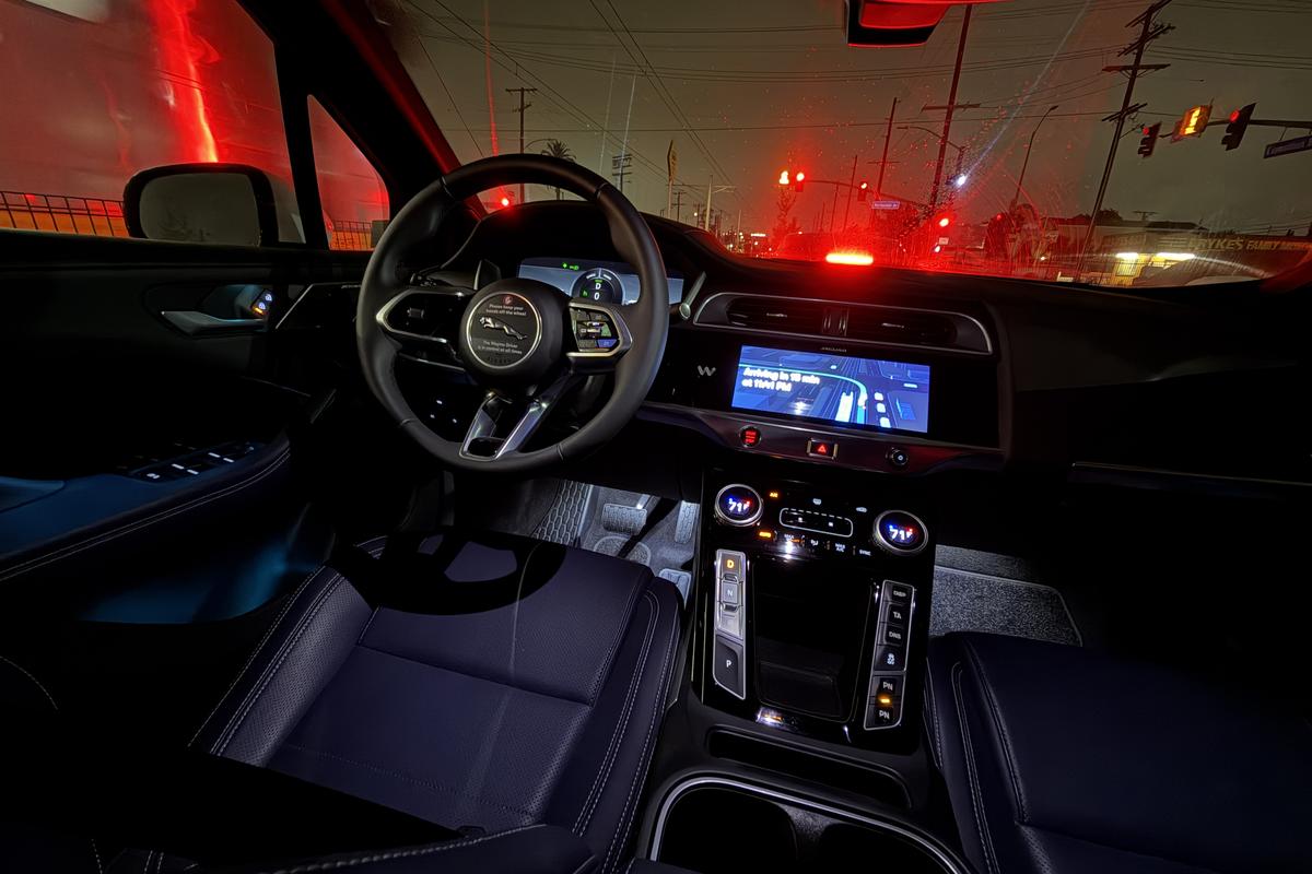 Imagini cu mașina Waymo în Los Angeles