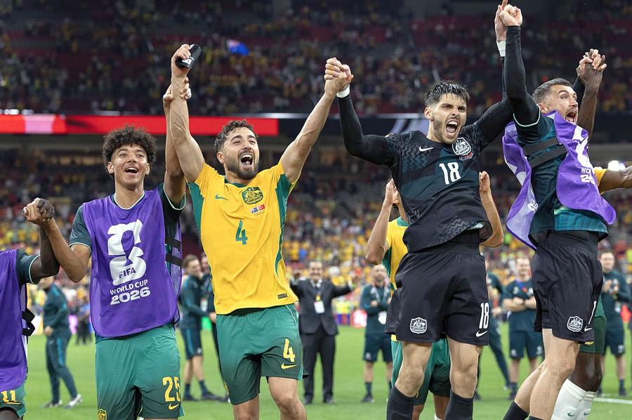 Patrick Beach, al doilea de la dreapta la stânga // foto: Imago Images Și-a transformat identitatea în renume » Fanii merg la plaja de lângă Melbourne cu numele eroului australian!