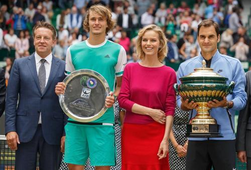 Ralf Weber alături de Alexander Zverev, Eva Herzigova și Roger Federer în 2018, la Halle Foto: Imago Images