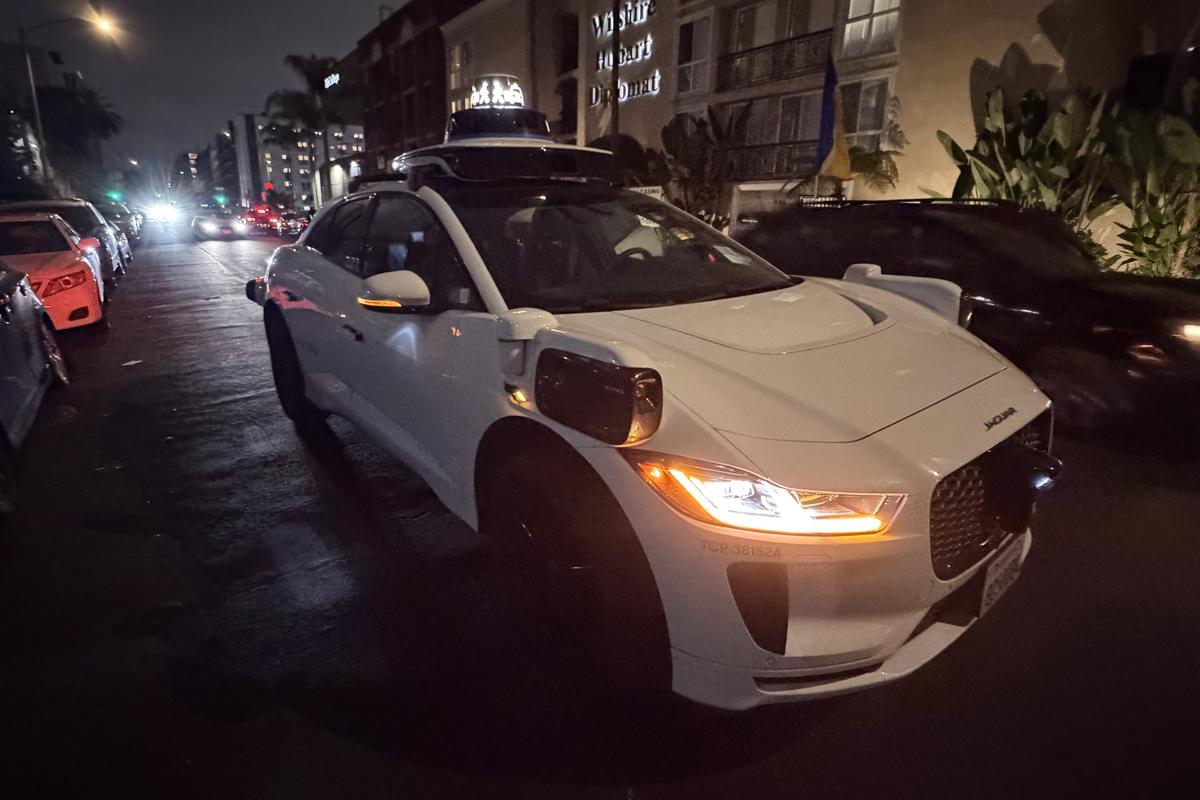 Imagini cu mașina Waymo în Los Angeles