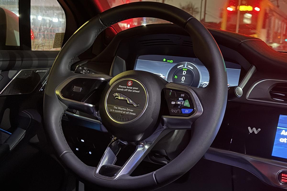 Imagini cu mașina Waymo în Los Angeles
