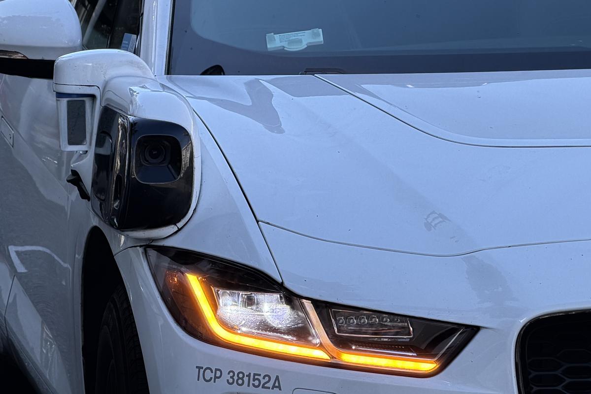 Imagini cu mașina Waymo în Los Angeles