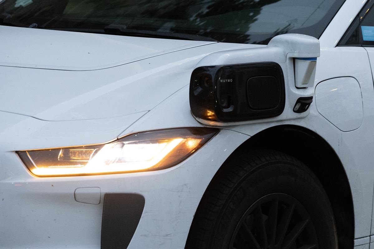 Imagini cu mașina Waymo în Los Angeles